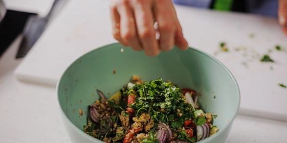 Лена, мы всё уронили: как за&nbsp;1,5 часа накрыть праздничный стол 