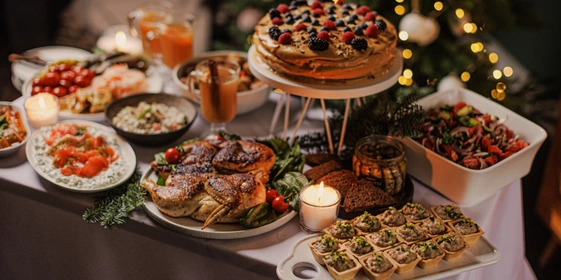 Лена, мы всё уронили: как за&nbsp;1,5 часа накрыть праздничный стол 