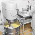 Все ингредиенты смешиваются на промышленном миксере — тестомесе