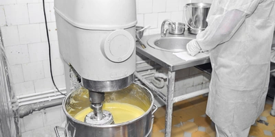 Все ингредиенты смешиваются на&nbsp;промышленном миксере — тестомесе