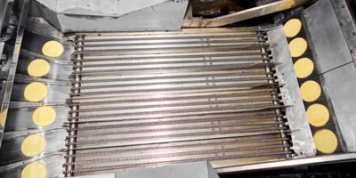 Печенье на&nbsp;протяжении 7 минут с&nbsp;двух сторон выпекают в&nbsp;тоннеле, где температура поддерживается с&nbsp;помощью газовых горелок