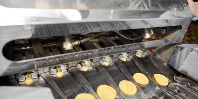 Пока плоские кружочки печенья ещё тёплые и&nbsp;гибкие, его передают дальше по&nbsp;конвейеру, чтобы придать узнаваемую форму