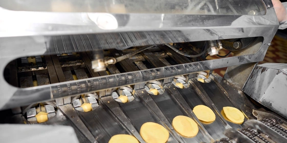 Пока плоские кружочки печенья ещё тёплые и&nbsp;гибкие, его передают дальше по&nbsp;конвейеру, чтобы придать узнаваемую форму