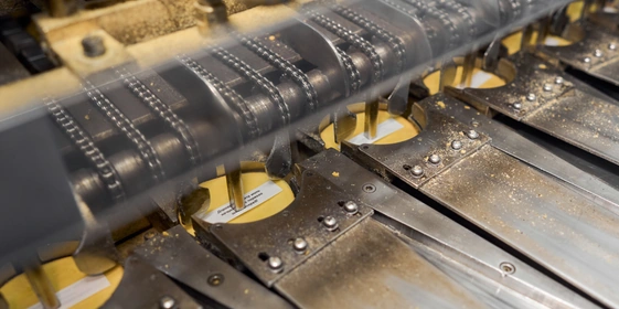 Завернуть его нужно быстро, пока печенье не успело остыть