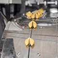 Когда печенье остывает, оно затвердевает и принимает форму