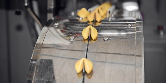 Когда печенье остывает, оно затвердевает и&nbsp;принимает форму