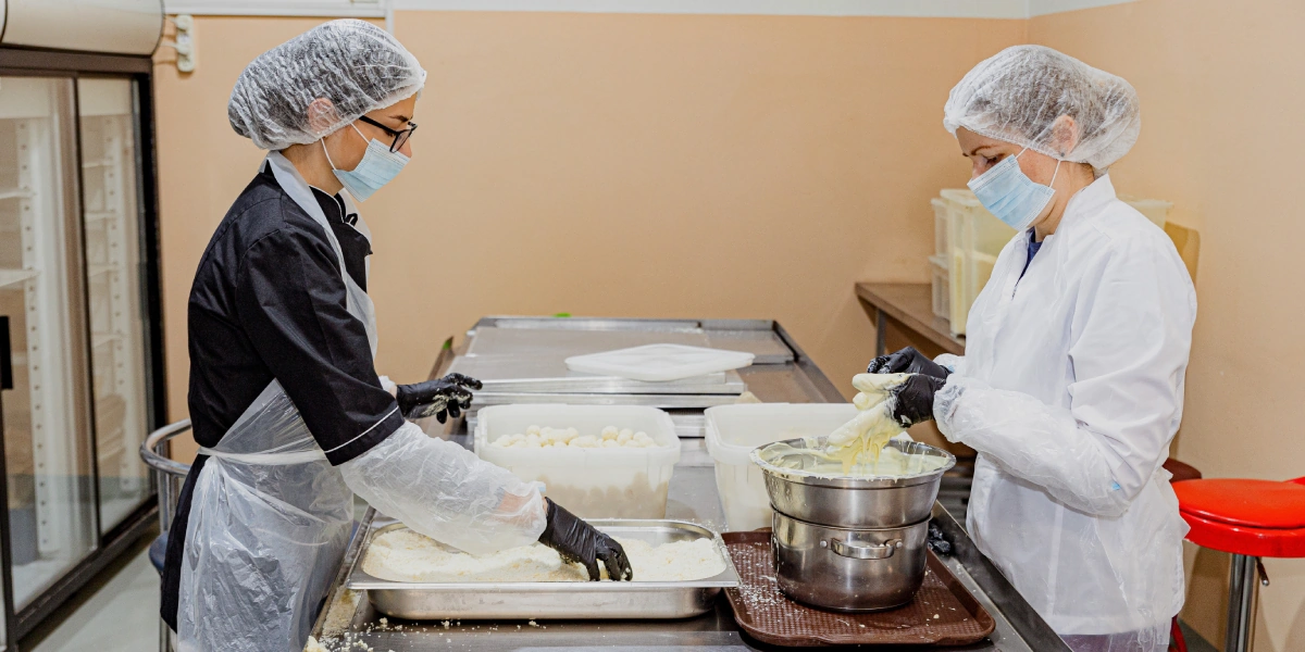 Производство трюфелей — тонкое искусство: каждая конфета формируется вручную