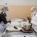 Производство трюфелей — тонкое искусство: каждая конфета формируется вручную