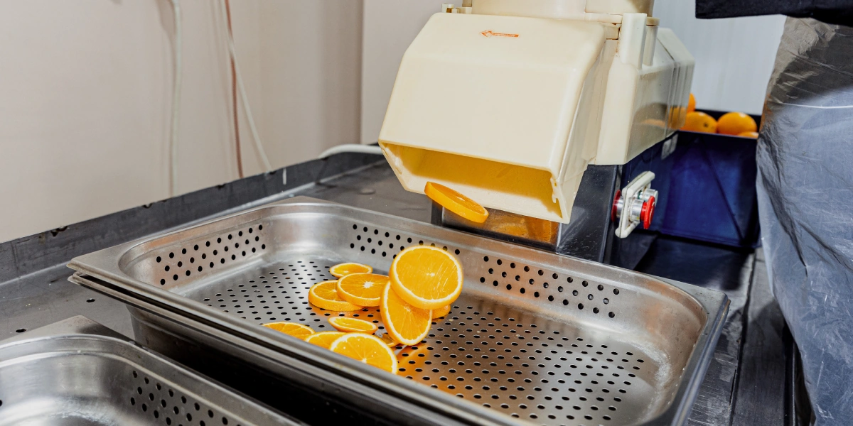 Апельсины моют, нарезают, а затем отправляют в&nbsp;пароконвектомат