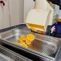 Апельсины моют, нарезают, а затем отправляют в пароконвектомат