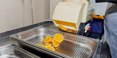 Апельсины моют, нарезают, а затем отправляют в&nbsp;пароконвектомат