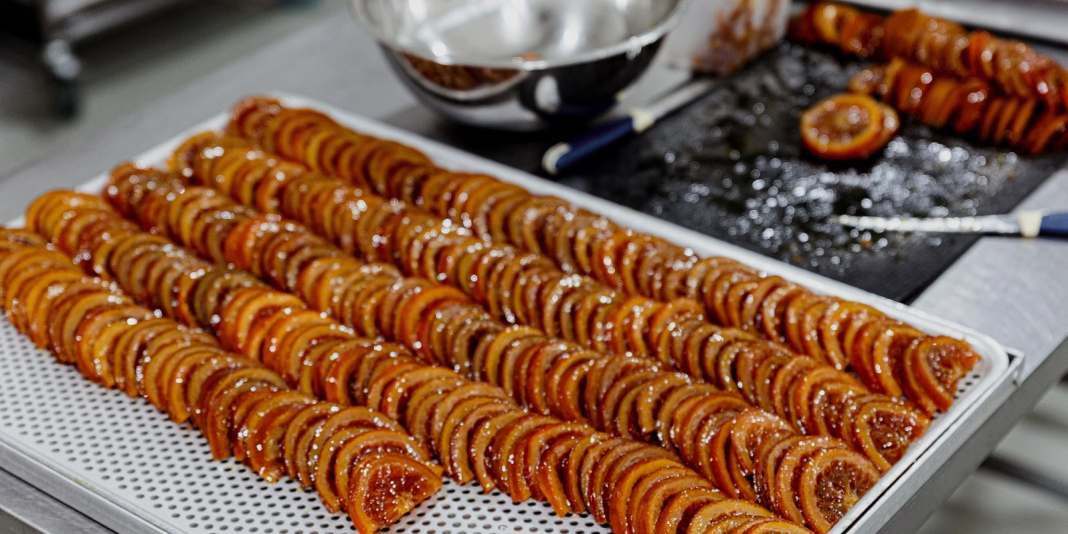 Вручную нарезают на&nbsp;половинки или четвертинки