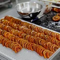 Вручную нарезают на половинки или четвертинки