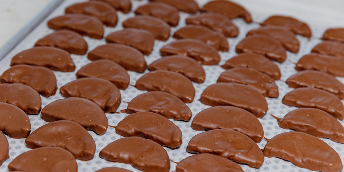 Высушенные апельсиновые дольки, покрытые хрустящим тёмным и&nbsp;молочным шоколадом, обладают выразительным пряным вкусом с&nbsp;приятной фруктовой кислинкой