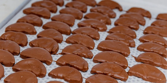 Высушенные апельсиновые дольки, покрытые хрустящим тёмным и&nbsp;молочным шоколадом, обладают выразительным пряным вкусом с&nbsp;приятной фруктовой кислинкой