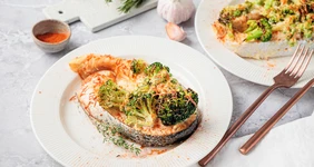 Сёмга с брокколи и зелёным горошком, запечённая в сливках