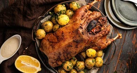 Гусь, фаршированный черносливом и сладким перцем
