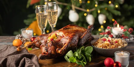 Рождественский стол: запечённый гусь, заливное, салат в форме венка и другие рецепты