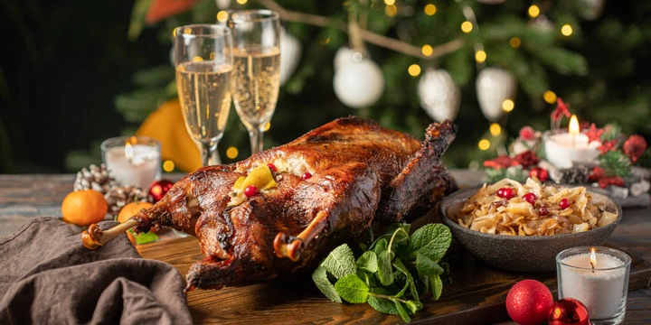 Рождественский стол: запечённый гусь, заливное, салат в&nbsp;форме венка и&nbsp;другие рецепты