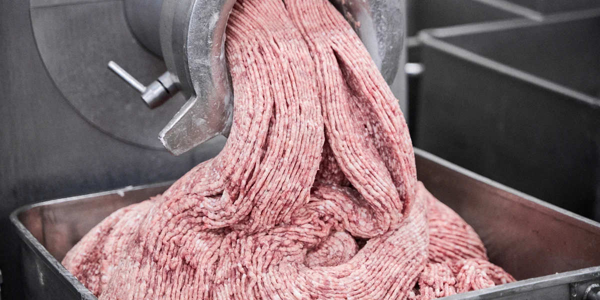 Фаршесоставление происходит на больших промышленных мясорубках