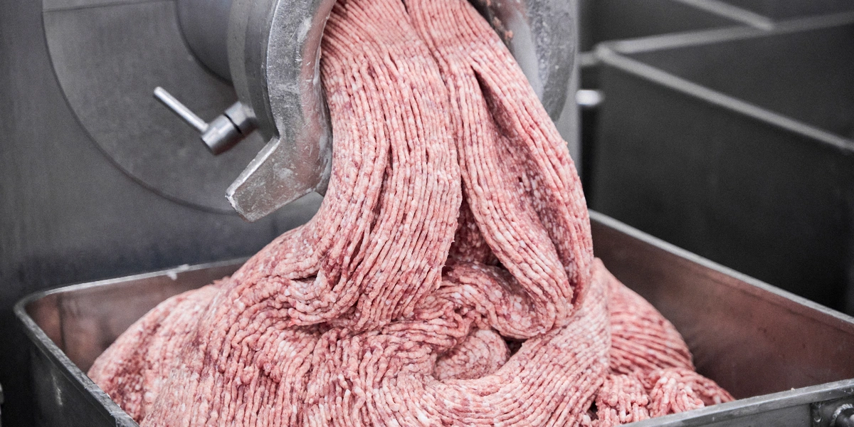 Фаршесоставление происходит на больших промышленных мясорубках