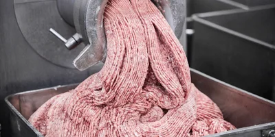 Фаршесоставление происходит на больших промышленных мясорубках