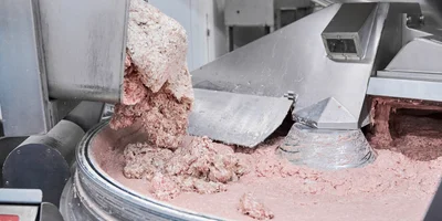 Когда микс специй собран, он передаётся в фаршесоставитель, где перемешивается до однородной массы вместе с другими ингредиентами