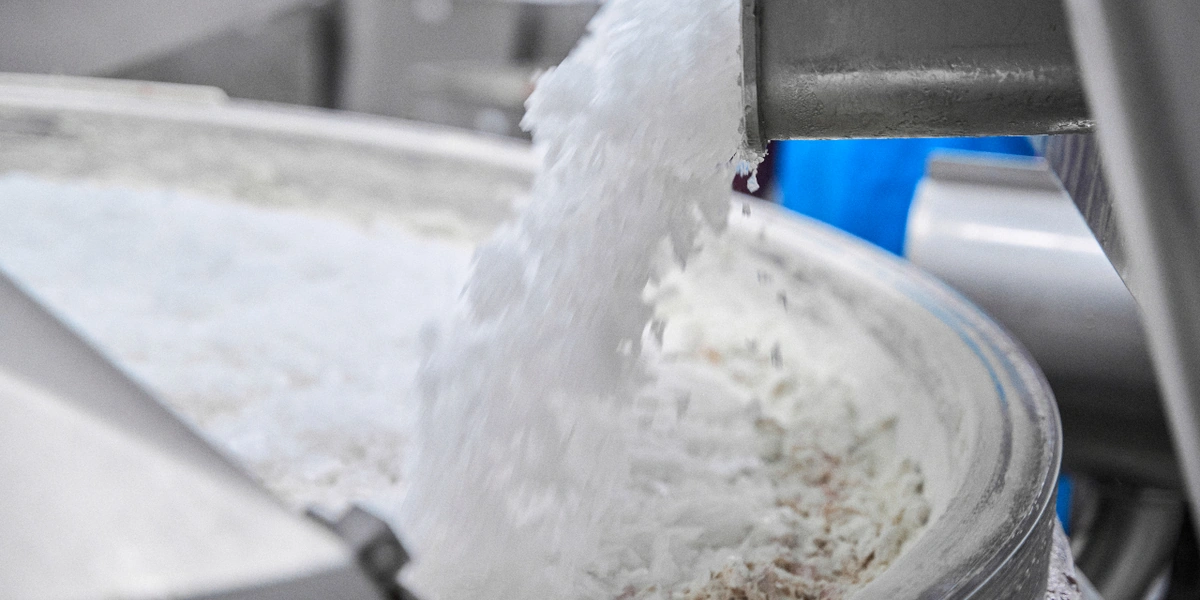 Перед тем как измельчить мясо, к нему добавляют чешуйчатый лёд. Делается это для того, чтобы мясо не грелось и чтобы насытить его влагой, сделать сочнее