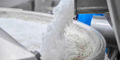 Перед тем как измельчить мясо, к нему добавляют чешуйчатый лёд. Делается это для того, чтобы мясо не грелось и чтобы насытить его влагой, сделать сочнее