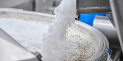 Перед тем как измельчить мясо, к нему добавляют чешуйчатый лёд. Делается это для того, чтобы мясо не грелось и чтобы насытить его влагой, сделать сочнее