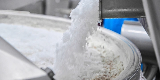 Перед тем как измельчить мясо, к нему добавляют чешуйчатый лёд. Делается это для того, чтобы мясо не грелось и чтобы насытить его влагой, сделать сочнее