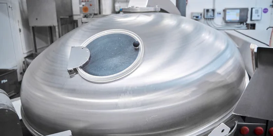 С помощью высокотехнологичного оборудования получают тонкоизмельчённую гомогенную массу необходимой консистенции для сосисок и варёных колбас