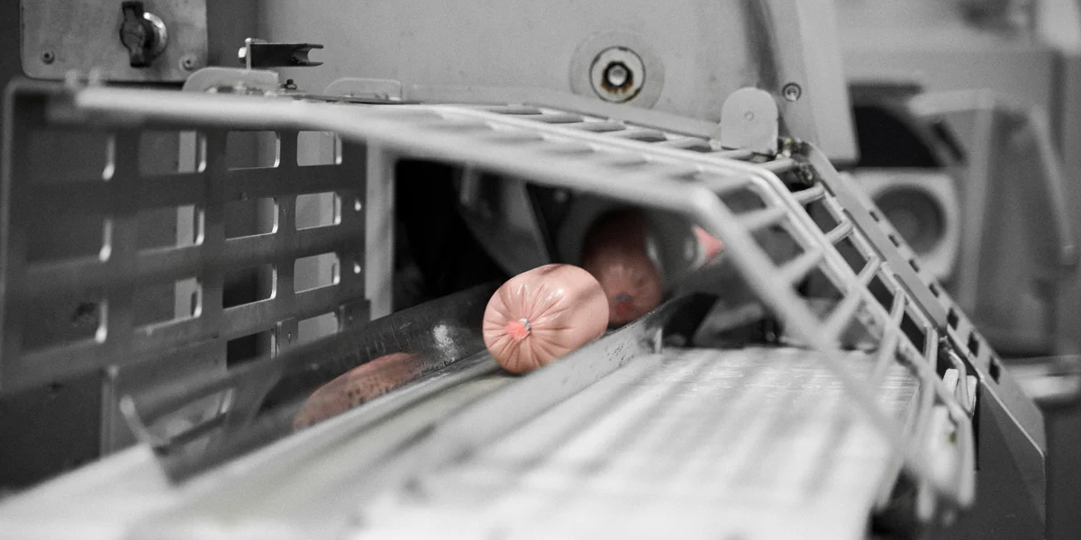 Полученную массу формируют в оболочку. Формовка происходит автоматически, процесс полностью отлажен, и брак сведён к минимуму