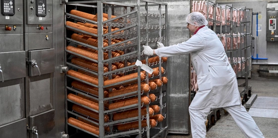 После его передают на термообработку, где продукт доводят до кулинарной готовности