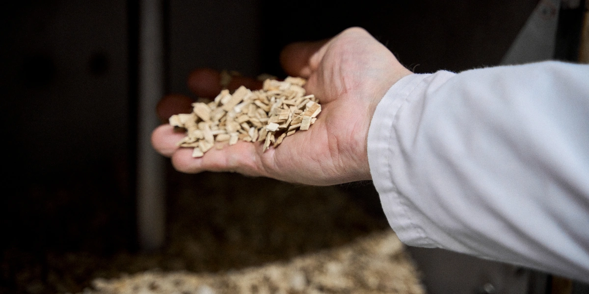 При термообработке продукта применяют натуральную щепу, никакого жидкого дыма и прочей химии