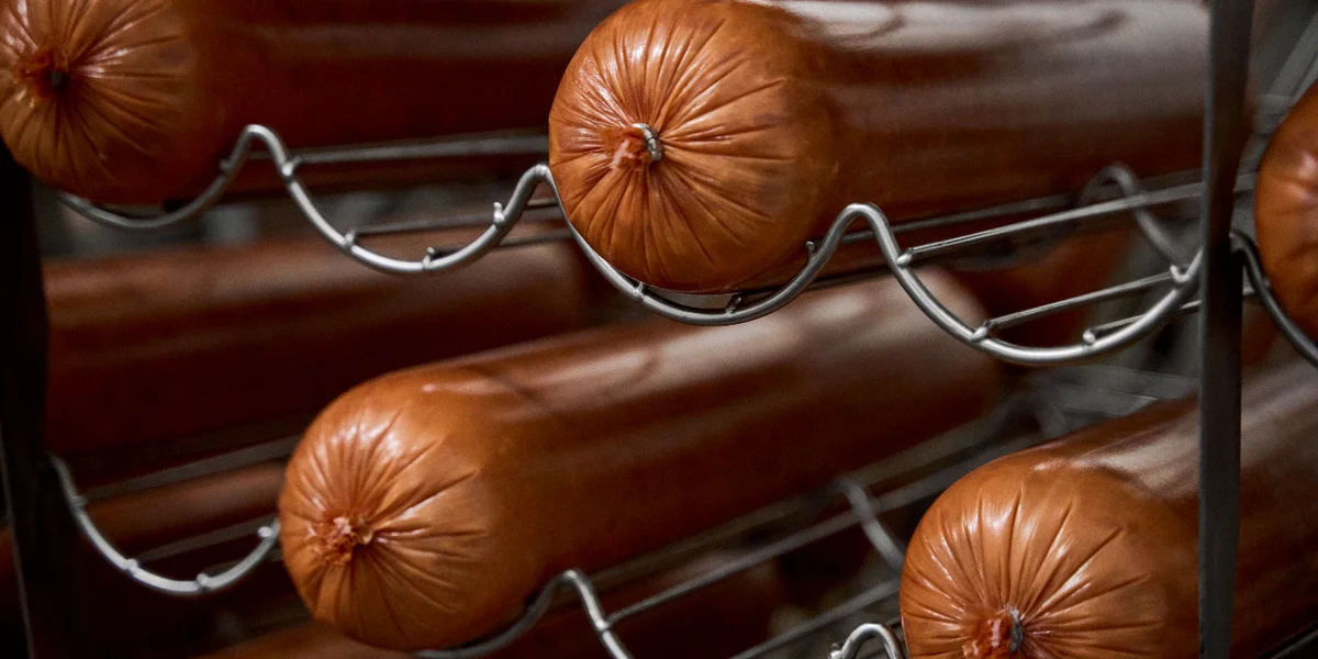 Длина одного такого батона ветчины — 50 сантиметров, вес — 4,5 килограмма. Вряд ли вы когда-нибудь видели подобный размер в магазине, поэтому готовую продукцию передают на нарезку, а затем — на вакуумную упаковку