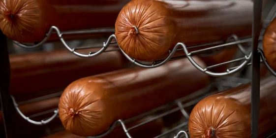 Длина одного такого батона ветчины — 50 сантиметров, вес — 4,5 килограмма. Вряд ли вы когда-нибудь видели подобный размер в магазине, поэтому готовую продукцию передают на нарезку, а затем — на вакуумную упаковку