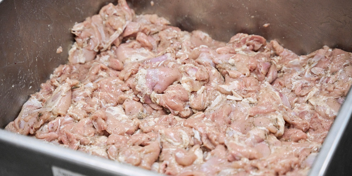 Для приготовления рулета курятину измельчают до небольших кусочков и предварительно маринуют с помощью приправ и специй в специальных камерах, которые вращаются и как бы массируют мясо