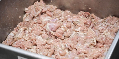 Для приготовления рулета курятину измельчают до небольших кусочков и предварительно маринуют с помощью приправ и специй в специальных камерах, которые вращаются и как бы массируют мясо