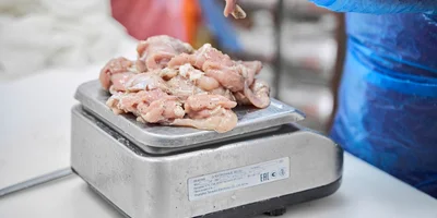 Для рулета используют охлаждённое куриное бедро без кожи