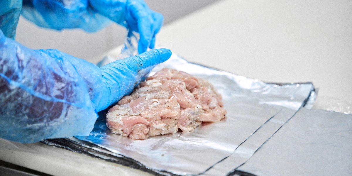 В отличие от формируемых автоматически колбас и сосисок, часть продукции проходит ручную вязку