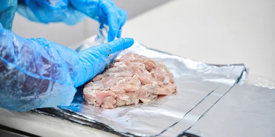 В отличие от формируемых автоматически колбас и сосисок, часть продукции проходит ручную вязку