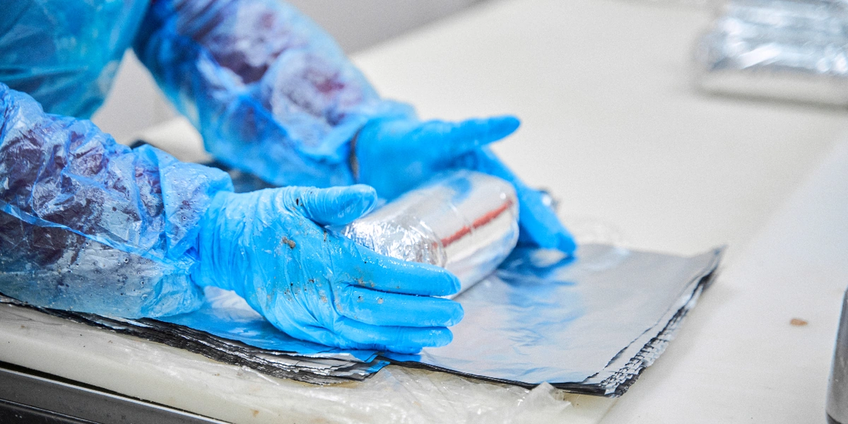 Так, к примеру, куриный рулет формируется вручную: предварительно взвешенную порцию мяса заворачивают в фольгу