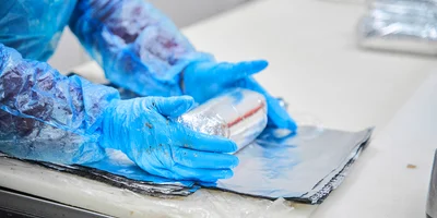 Так, к примеру, куриный рулет формируется вручную: предварительно взвешенную порцию мяса заворачивают в фольгу