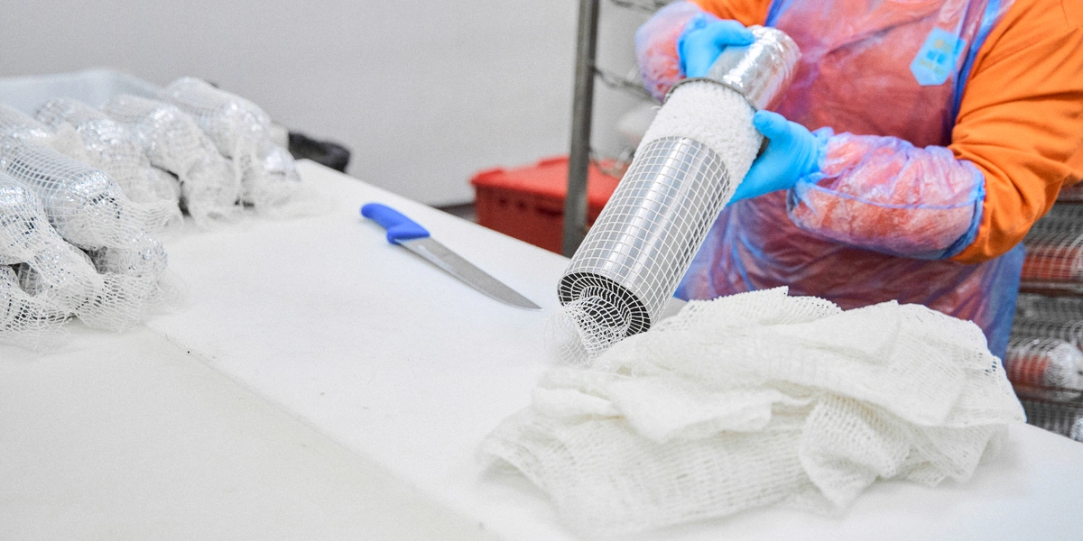 Оборачивают сеткой…