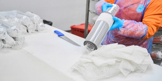 Оборачивают сеткой…