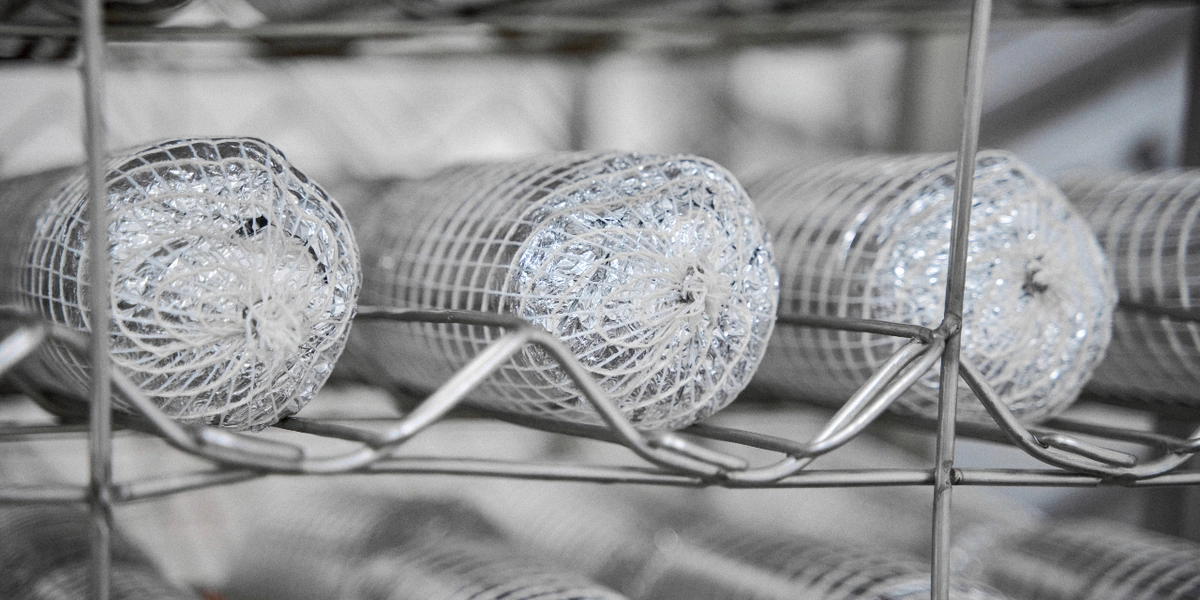 Как и другим мясным деликатесам, рулету дают вызреть в специальной камере, а затем передают на термическую обработку