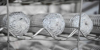 Как и другим мясным деликатесам, рулету дают вызреть в специальной камере, а затем передают на термическую обработку