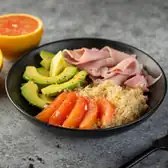 Салат с&nbsp;авокадо, киноа и&nbsp;окороком