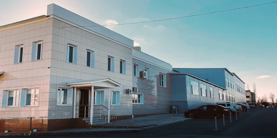 Архивная фотография главного входа в новый корпус завода. Отсюда сотрудники попадают на рабочие места